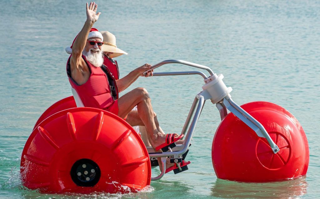 Père Noël sur un vélo aquatique